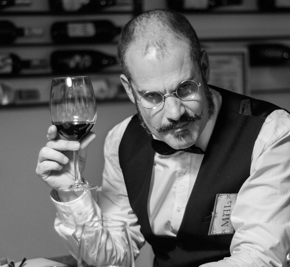 Participante caracterizado en cena con asesinato victoriana de Cluedo Sevilla