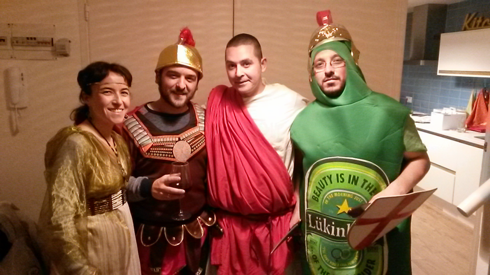 Participantes caracterizados en cena con asesinato romana de Cluedo Sevilla